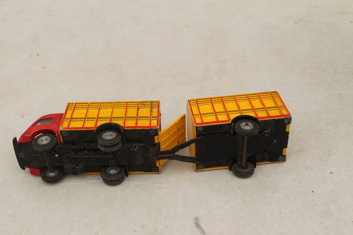 CIJ Europarc Renault 2,5 Tonnes Bétaillère - Échelle 1:43 - Jaune Et Rouge - Occasion