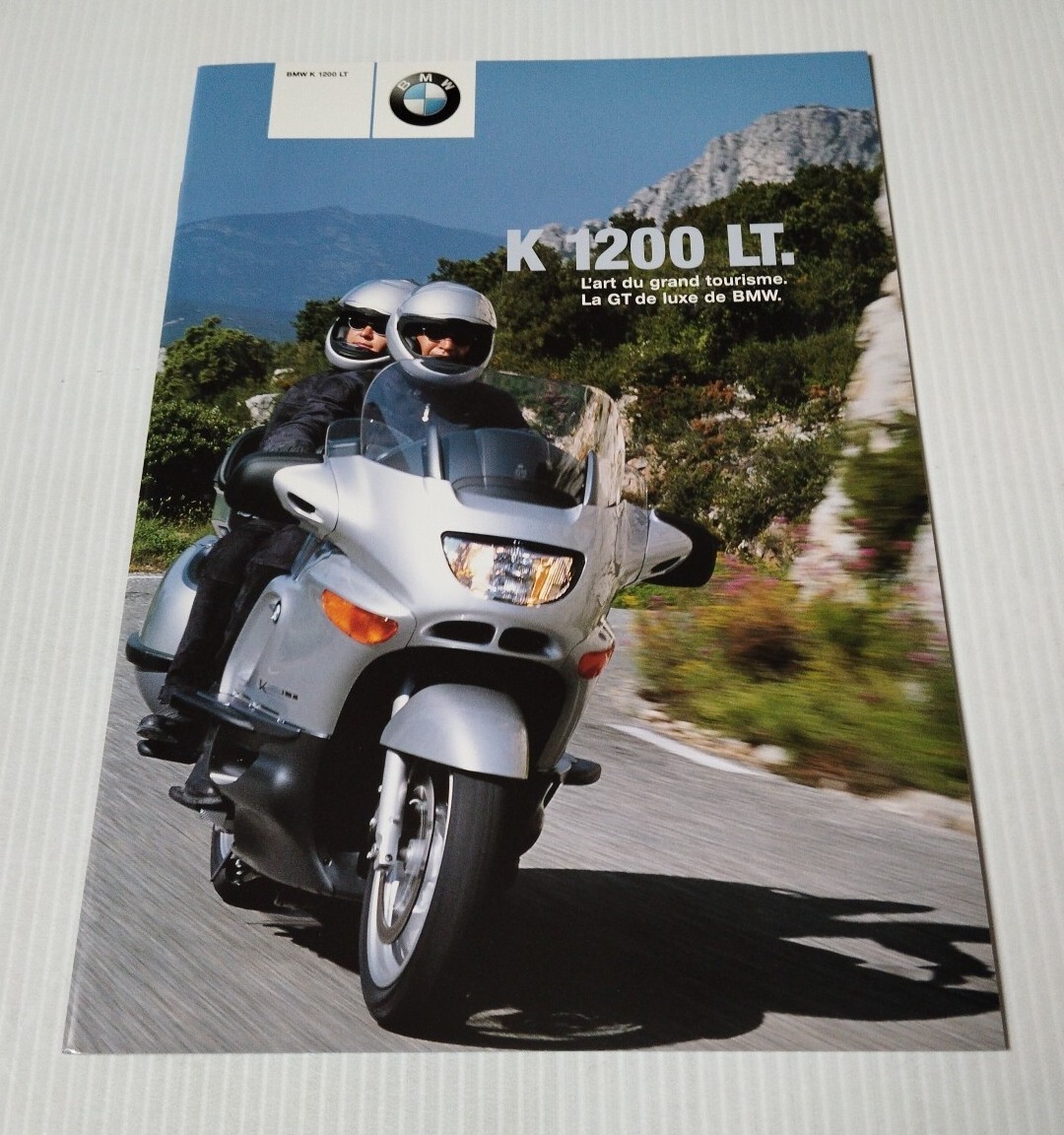 Catalogue de collection BMW K 1200 LT millésime 2001, luxueuse brochure moto grand format