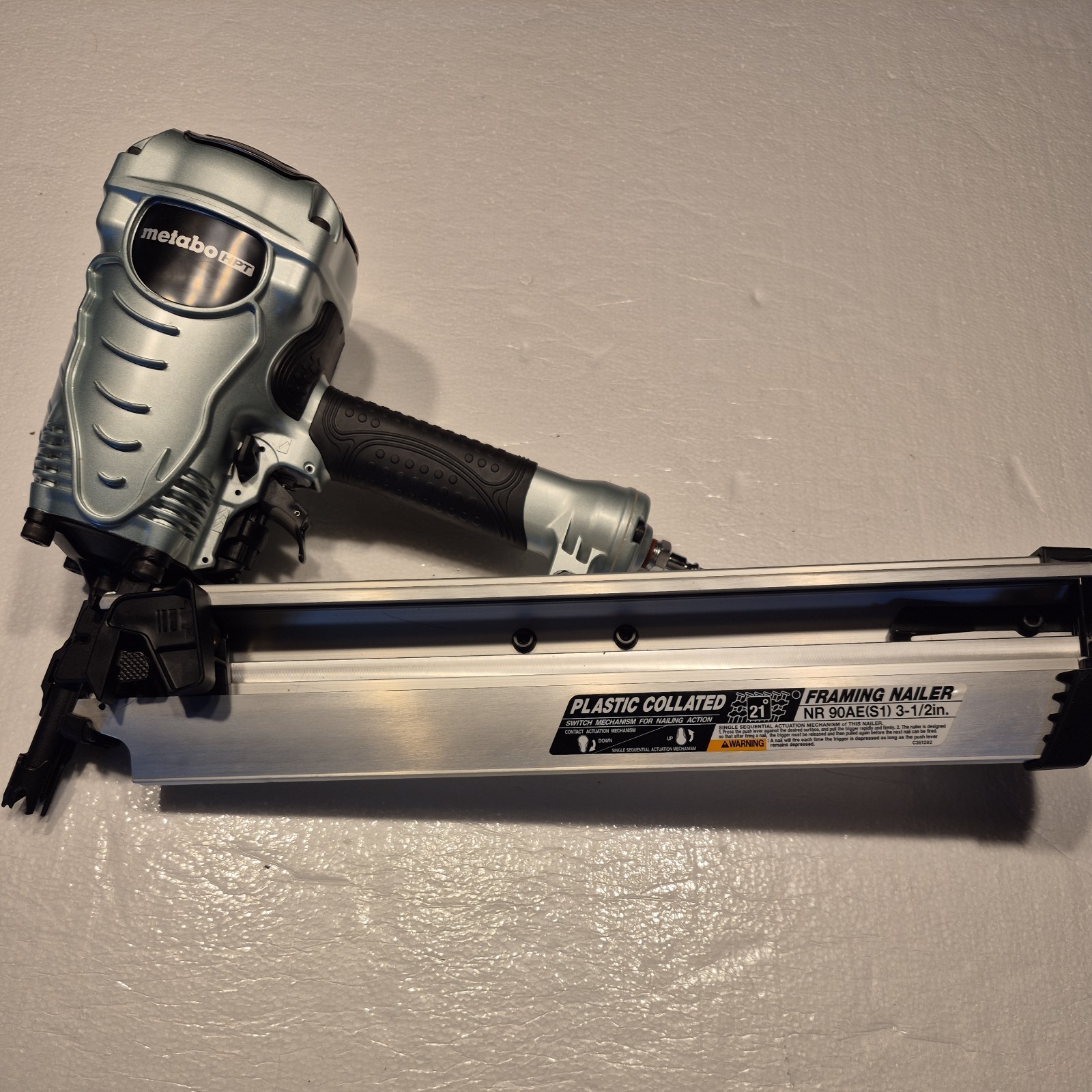 Hitachi NR 90AD(S1) 3-1/2" Paper Collated Framing Nailer Pne