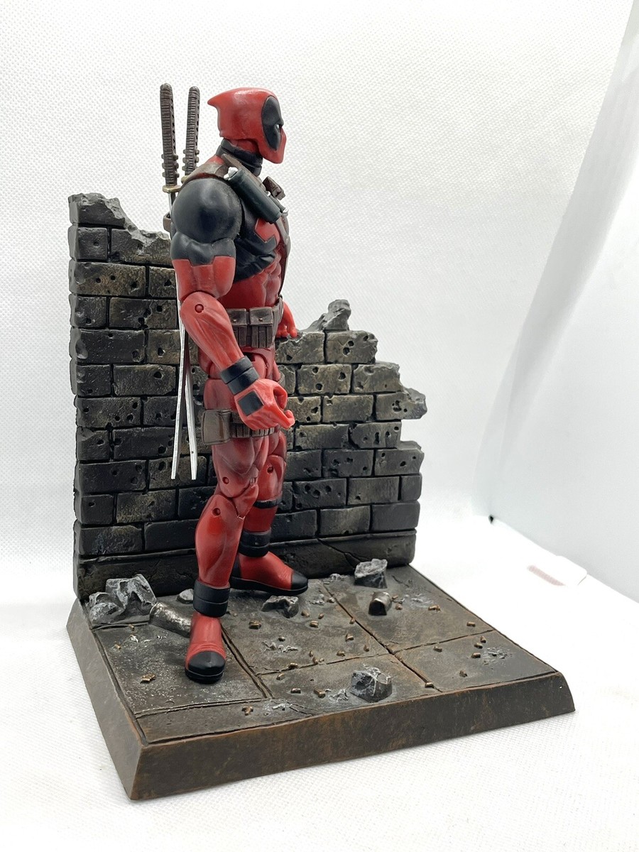 2012 Diamond Select Toys Marvel Deadpool Action Figure W/ Diorama