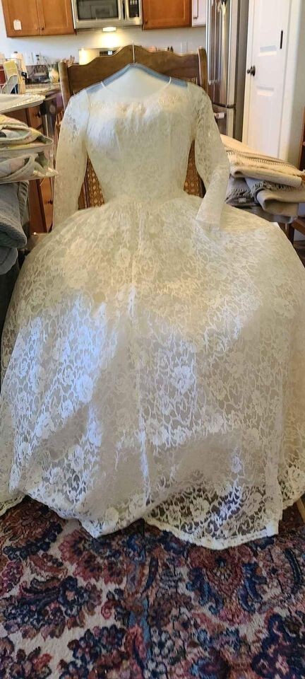Vintage Chantilly Lace Wedding Dress size 4-6, Small.