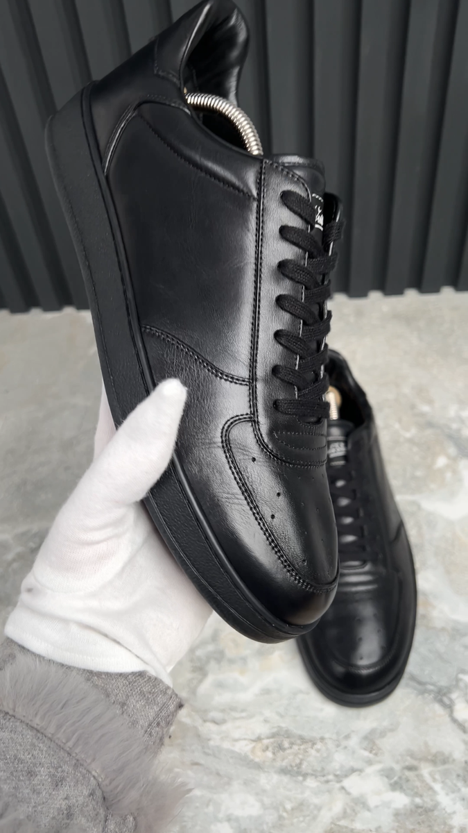 Louis Vuitton Rivoli Sneaker Low Top Black Leather 7.5 LV or 8.5