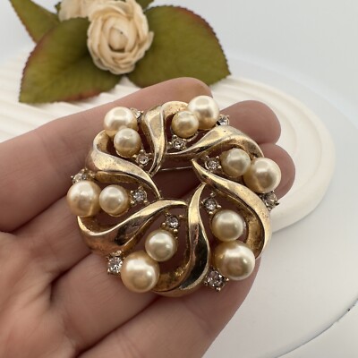 Vintage SIGNED   Crown Trifari   PAT PEND Gold Rhinestone & Pearl Brooch Pin