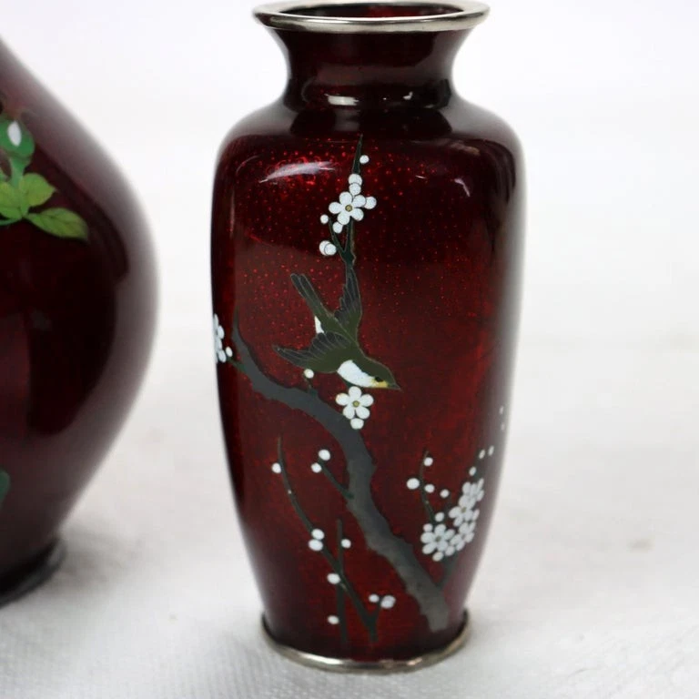 Dos jarrones cloisonne rojos japoneses antiguos con patrón floral c1920 Foto 4 de 4