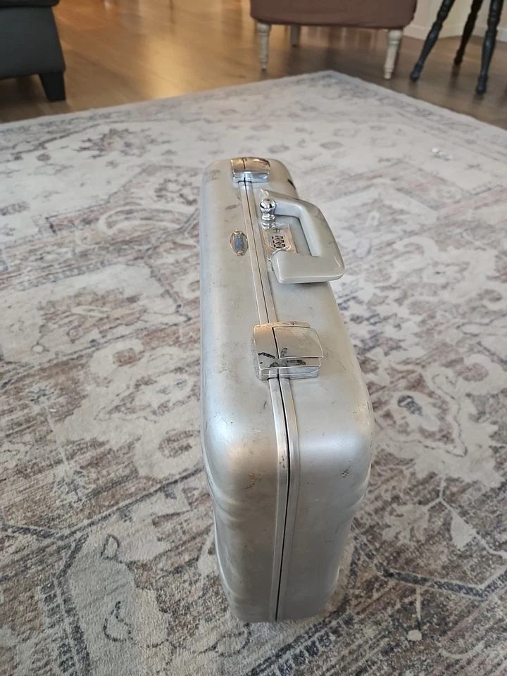 Vintage Zero Halliburton Aluminum Briefcase 18 x 14 x 5 - Image 3 of 4