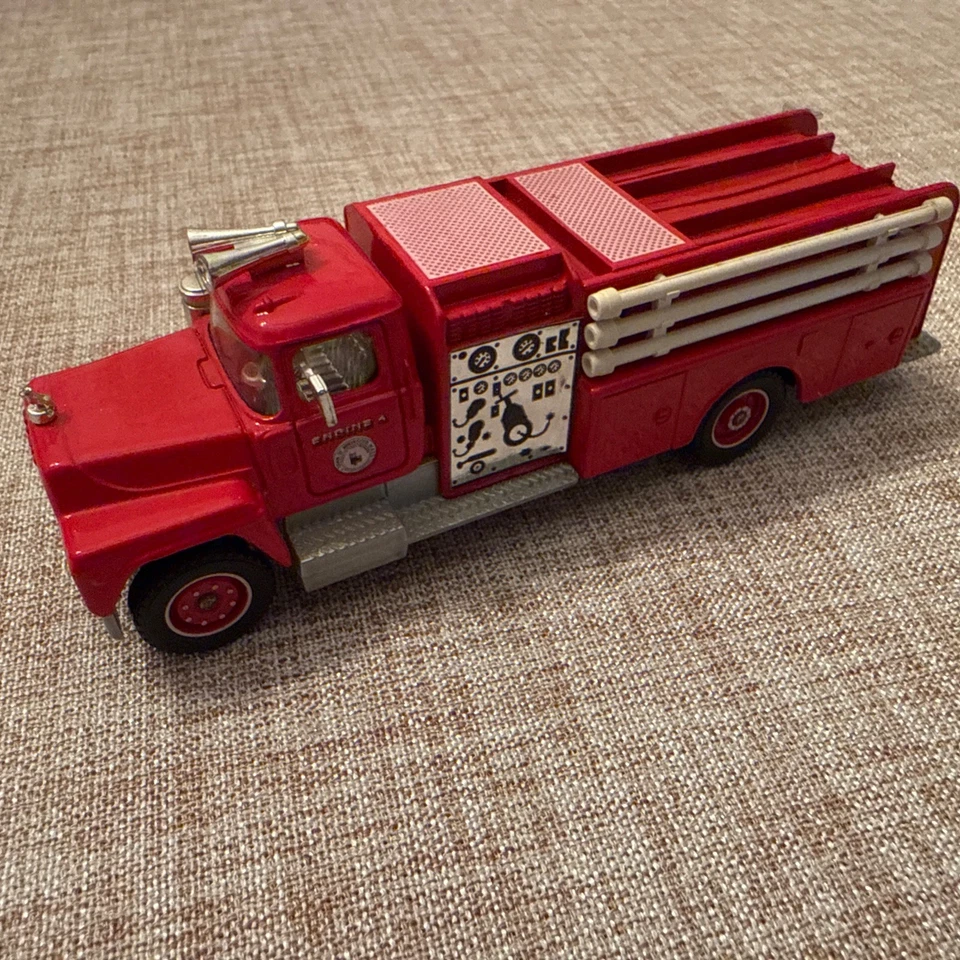Solido Toner Gram II 1/60 Scale 3106 - Mack Fire Engine Truck - Red - Image 2 of 4