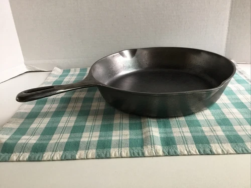 Unmarked Wagner #8 Z2 Cast Iron Skillet Sits Flat