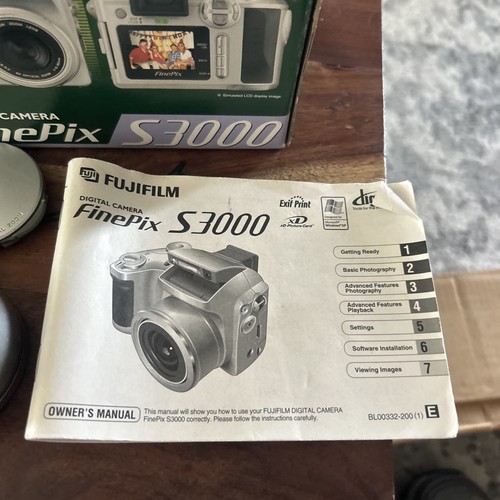 Fujifilm FinePix S3000 Digital Bridge Camera 6X Zoom 3.2MP & - Picture 3 of 12