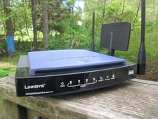 LINKSYS WRT300N V1  WIRELESS-N BROADBAND ROUTER WITH 4 PORTS WITH ADAPTER, USED.