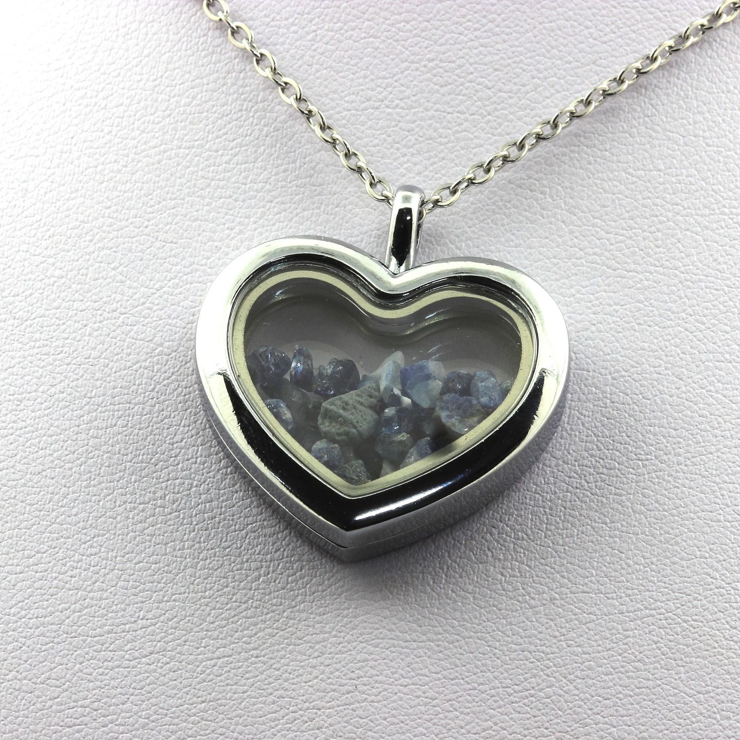 Collier bénitoïte brute silhouette coeur pour style bohème chic