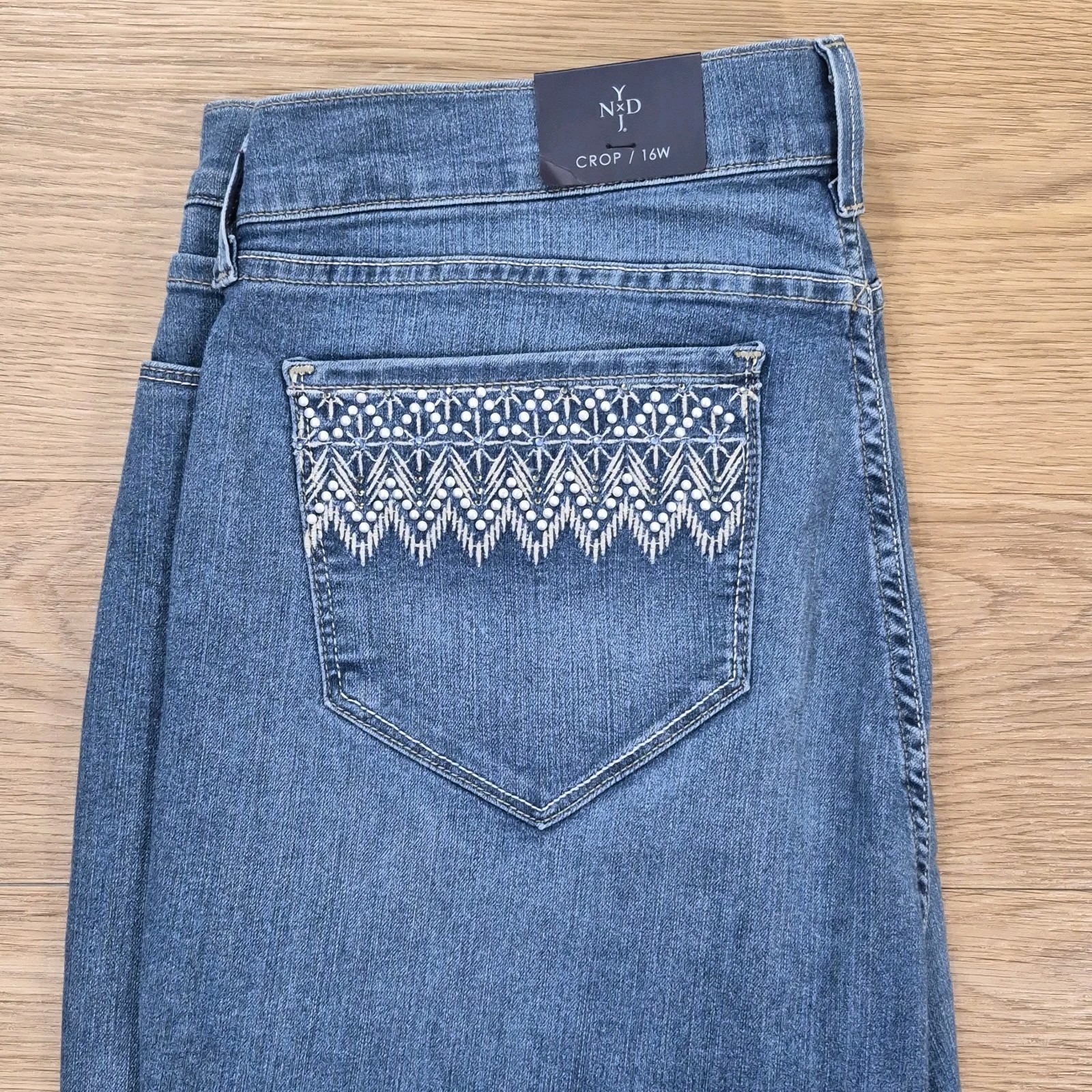 Womens 16w Cropped Embroidered Blue Denim Capri Pants New
