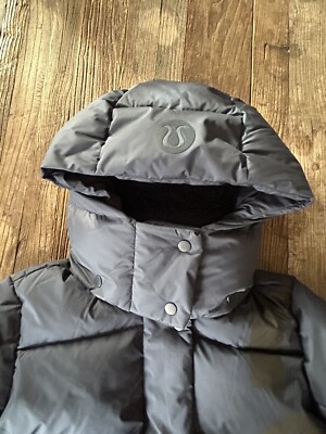 Lululemon フード付きダウンジャケット グレー NWT Lululemon Wunder Puff Jacket Goose Down Hooded Wordmark