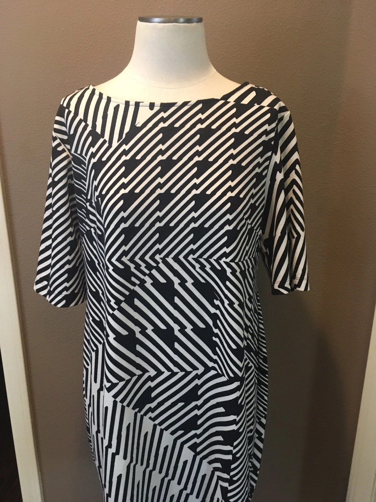 VETEMENTS Abito da ufficio Gabby Style 14 XL nero stampa con maniche a gomito e zip esposta sul retro