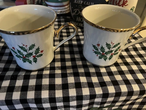 Lenox Holiday Holly & Berries Christmas Coffee Mug Cup Gold Trim ~ 10oz Set Of 2