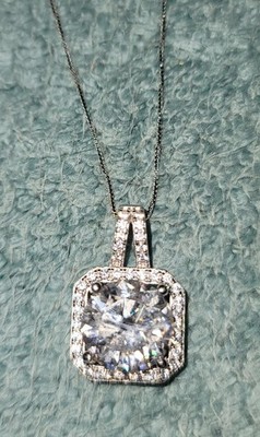 925 Sterling Silber 5 Karat Moissanit Anhänger mit einem quadratischen Heiligenschein drumherum mit