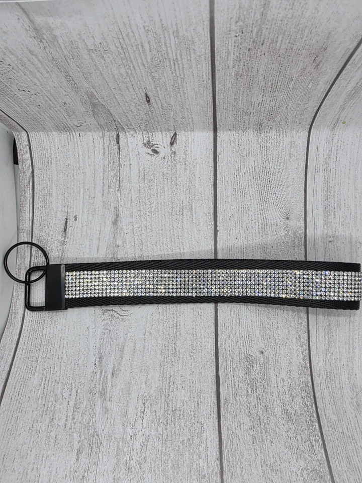 Muñequera con llavero negro de 7 pulgadas con detalles de diamantes de imitación hotfix con herrajes negros Foto 2 de 4