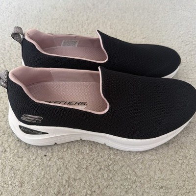 Women s Solid Black Sketchers Ultra Go Walk 5 Slip Size 7.5 Comfort NEW IN BOX