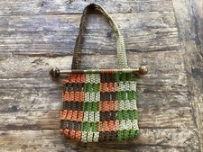 Borsa a tracolla vintage anni 70 fatta a mano in macramè con grandi toggles in legno