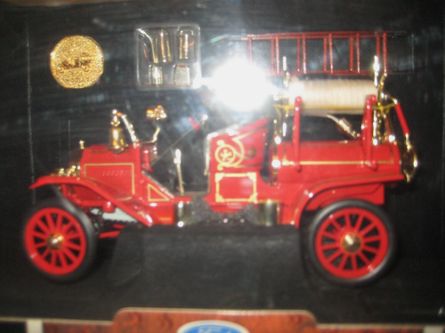 Road Signature Series 1914 Ford Model T Fire Engine + 24K Gold Plated Coin HTF - Picture 3 of 18