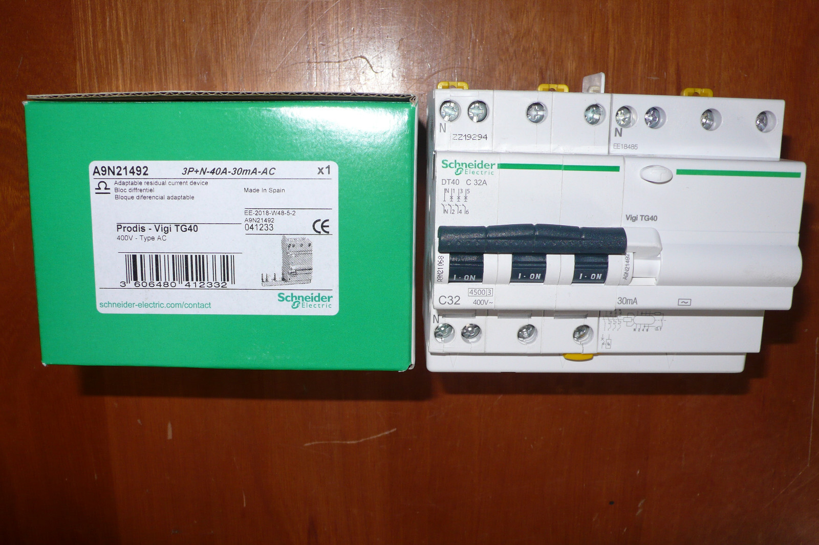 Disjoncteur tétrapolaire 32A avec protection différentielle 30mA AC pour coupure instantanée