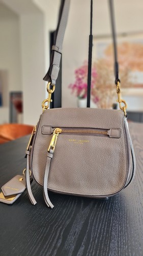 Bolso Bandolera Marc Jacobs Recruit Nomad Cuero En Color Visón - Imagen 4 de 9