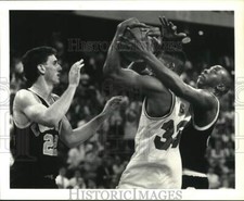 1989 Press Photo Oklahoma's Stacey King fouled by Colorado's Shaun Vandiver.