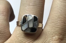 VINTAGE LADIES STERLING SILVER MOTHER OF PEARL  BLACK ONYX RING SZ 8.25
