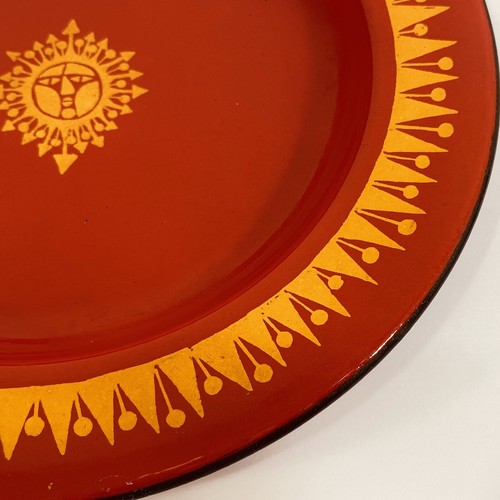 Plato de cena redondo MCM de metal esmaltado de 9,5" rojo con brújula de sol naranja detalle de viento - Imagen 3 de 8