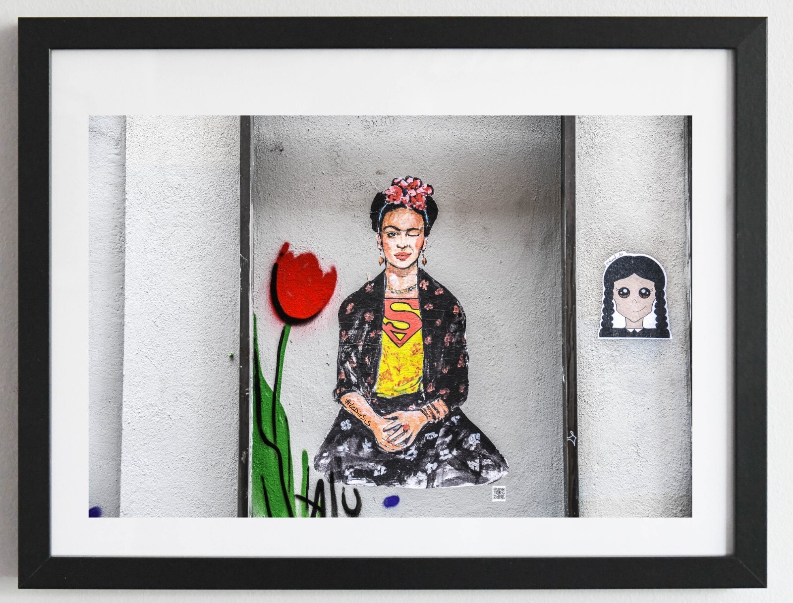 Décoration murale street art Frida Kahlo pour masquer un mur abîmé