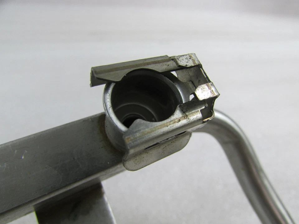 McLaren MP4-12C, RH, riel de combustible derecho, usado Foto 4 de 4