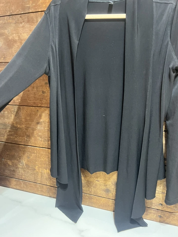 Cárdigan de yoga Onzie Flow para mujer negro cascada frente abierto talla única Foto 2 de 4