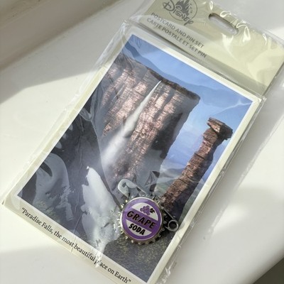 Disney Store Traube Soda Up Pin & Postkarte Paradise Falls Wasserfall Pixar Disney 