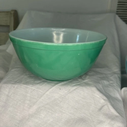 Vintage Pyrex 1940’s #403 Primary Color Green 2 1/2 Qt. Nesting Mixing Bowl