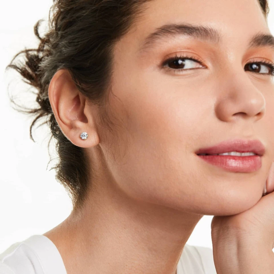 Aretes redondos de diamantes naturales de 1,25 quilates de $8500 en par de oro blanco de 14 k Foto 3 de 4