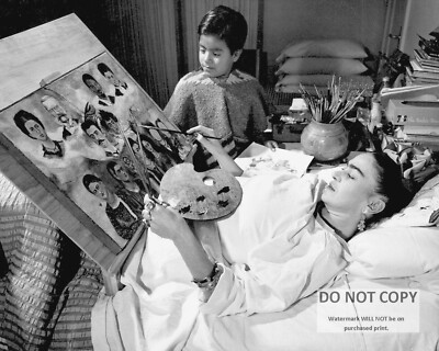 FRIDA KAHLO PAINTING IN BED AFTER A 1925 BUS ACCIDENT - 8X10 PHOTO (WW243)
