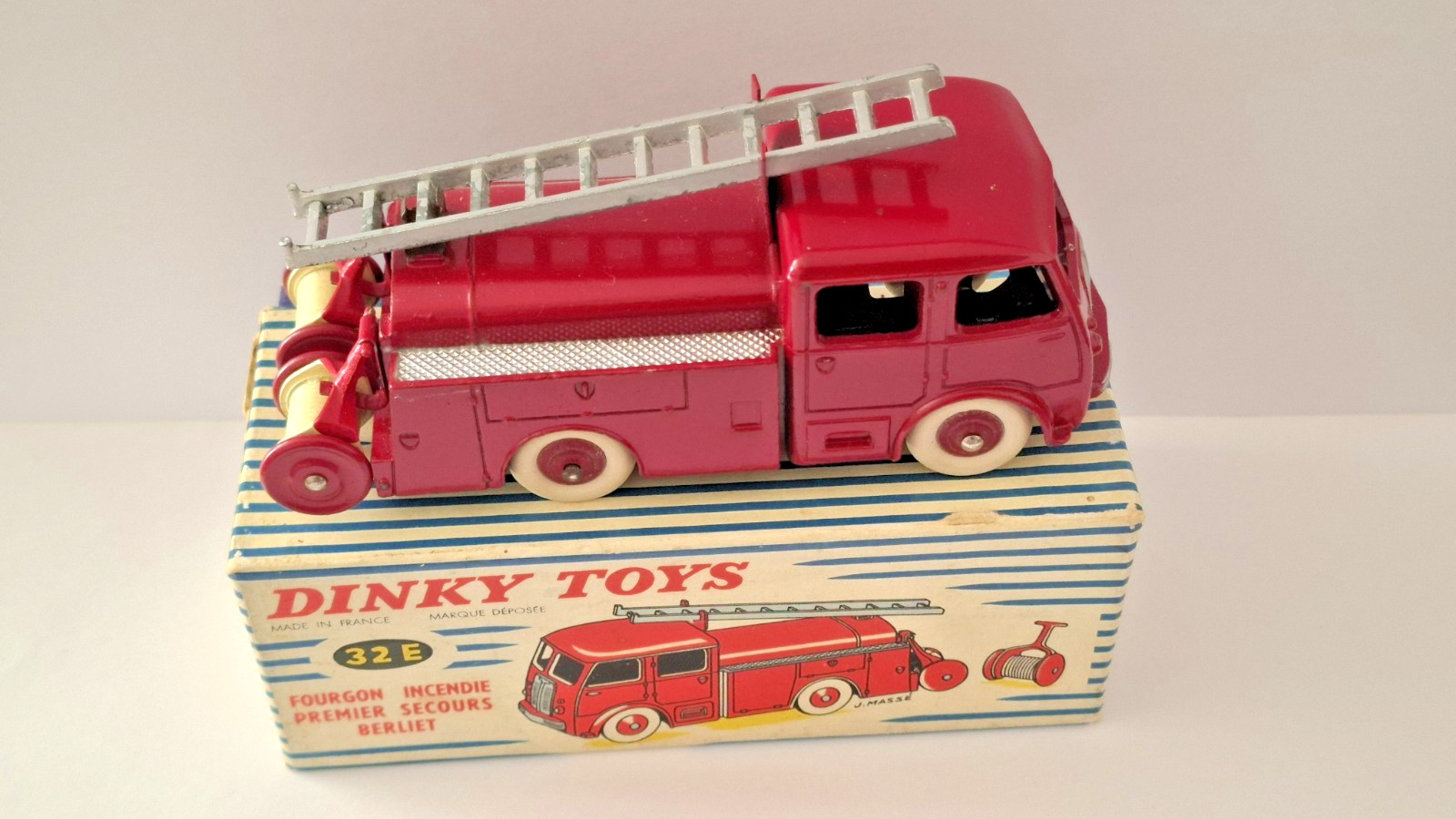 Dinky Toys France- Berliet Premier Secours , Bel état D'usage En Boite Ref 32e