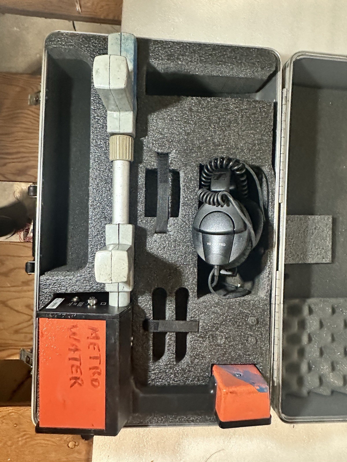 Model 810 Metrotech Model 810 Cable Line Tracer - Used, with Case, Free Shipping