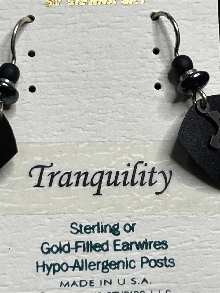 Pendientes Adajio gancho de ley - negro con superposición de símbolo de tranquilidad de plata Foto 3 de 3