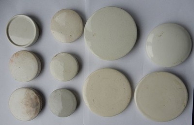 10 einfache Topfdeckel die Papieretiketten gehabt hätten um 1890-`1910