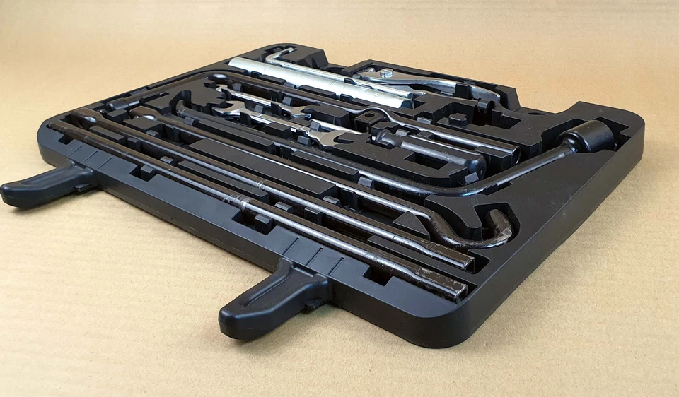 Lexus GX460 2010-2019 аварийный набор инструментов коробка с полным комплектом инструментов оригинальный б/у - Изображение 3 из 4