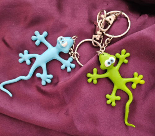2 geckos drôles porte-clés flexible porte-clés clip neuf dans l'emballage croix gecko cadeau pliable - Photo 1 sur 2