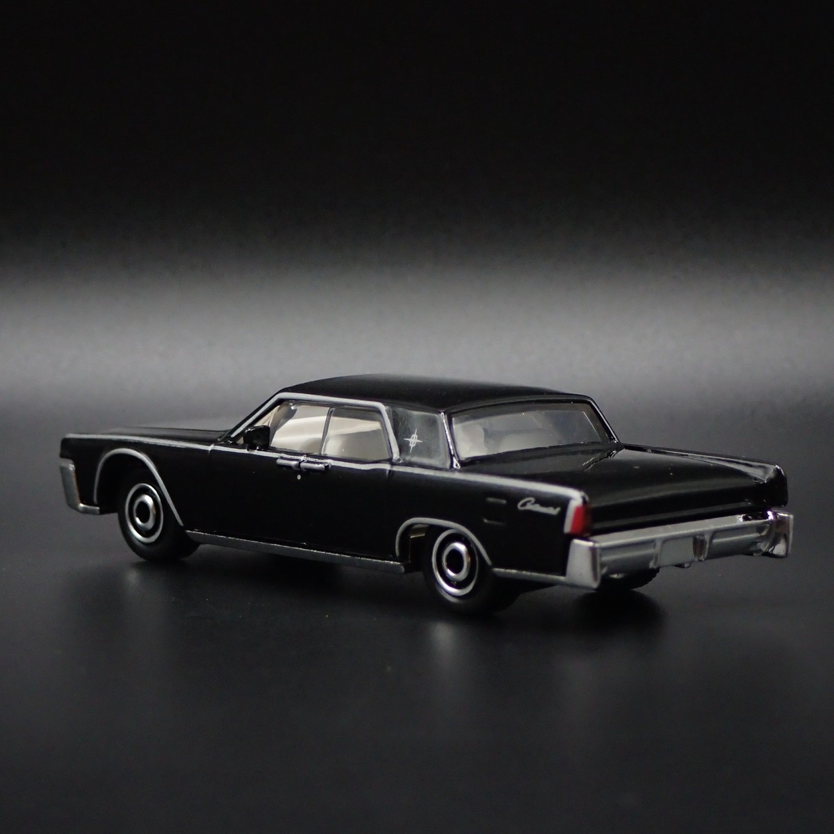 1964 64 LINCOLN CONTINENTAL 1:64 SCALE COLLECTIBLE DIORAMA