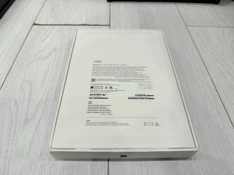 NEW* Apple iPad Pro 11" 2025 M5 256GB Wi-Fi & Cellular 5G Unlocked - Space Black - Image 3 of 4
