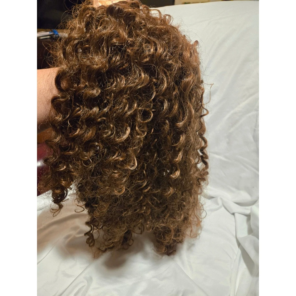 Peluca larga rizada marrón ondulada de encaje frontal para mujer realista Foto 2 de 4