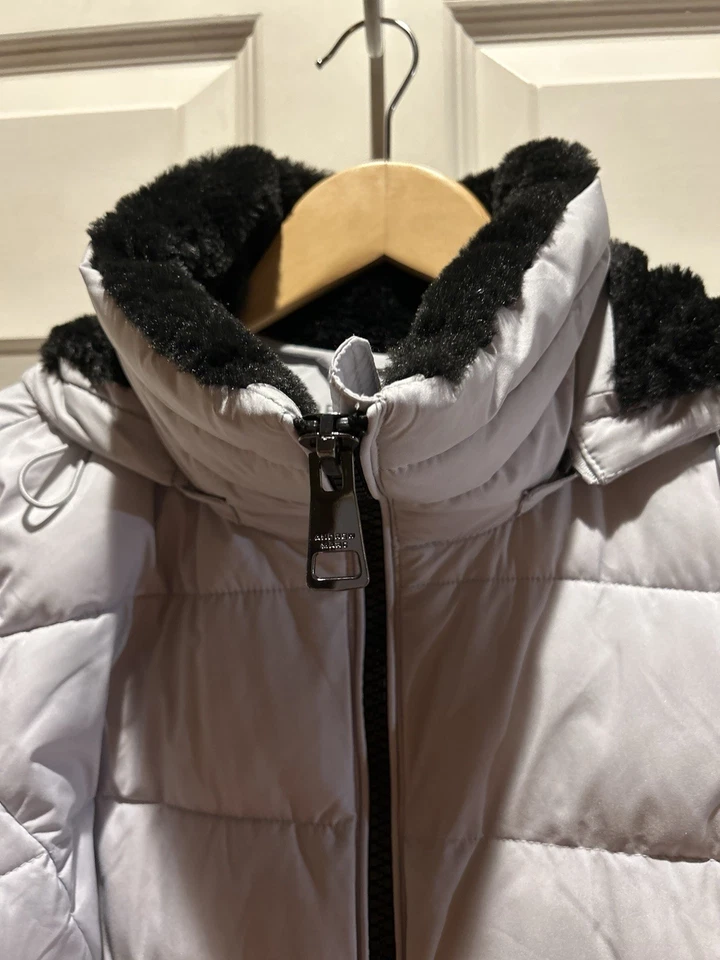 Women’s Andrew Marc Stretch Long Hooded Puffer Parka Jacket Light Gray Size M - Image 2 of 4