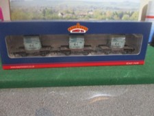 BACHMANN SET OF CONFLATS WITH AF CONTAINERS BR WEATHERED CAT NO,37-981