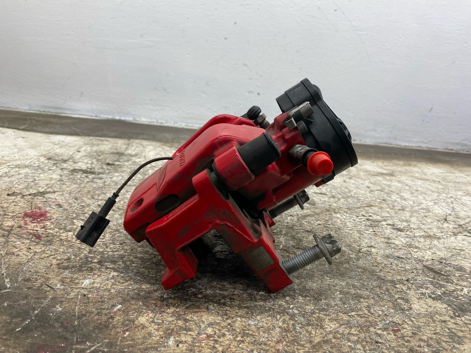 2017-2024 MASERATI LEVANTE REAR RIGHT BRAKE CALIPER RED 06700388370 RED *36K*