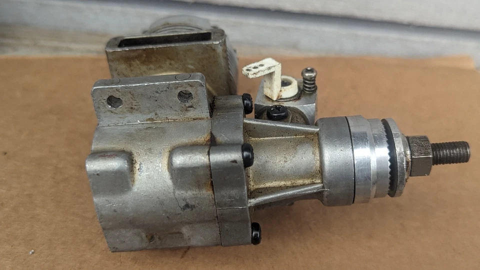 Enya 60 III .60 Nitro RC Engine #7033 - PARA PEÇAS OU EXIBIÇÃO VINTAGE RC  - Imagem 3 de 4