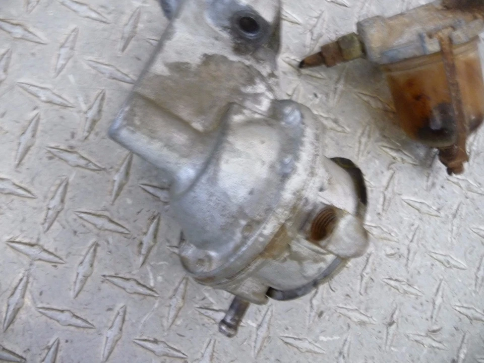 Механический топливный насос переменного тока Dodge D100 Sweptside со стеклянным топливным фильтром Carter - Изображение 3 из 4