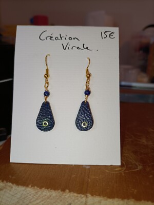 Ohrringe aus Edelstahl und Leder Lapislazuli Perlen.